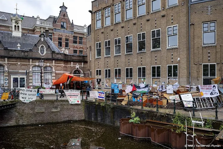 studenten brengen nacht door op uva terrein in binnenstad