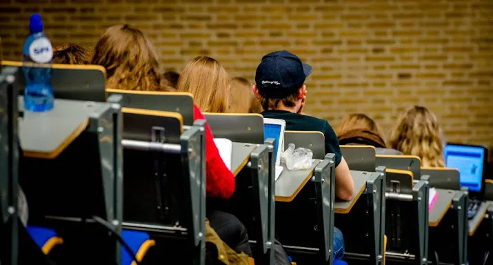 studenten dubbel geraakt