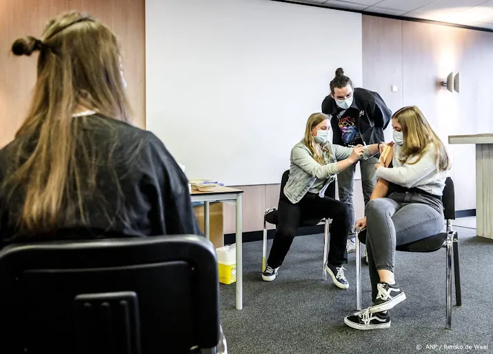 studenten in zwolle prikken zorgpersoneel