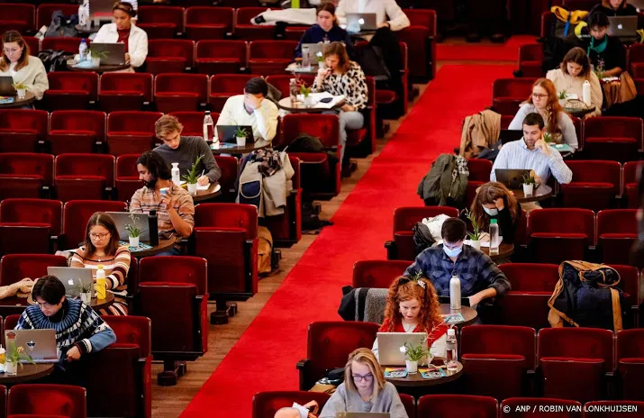 studenten lenen meer en verdienen meer bij