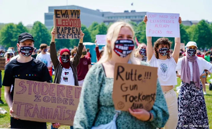 studenten lopen protestmars tegen leenstelsel in den haag