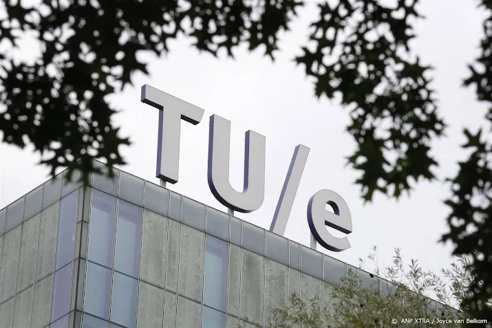 studenten onthullen nieuwe zonnewagen voor hun test in marokko