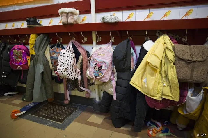 studie arme kinderen zitten op basisschool bij elkaar in de klas