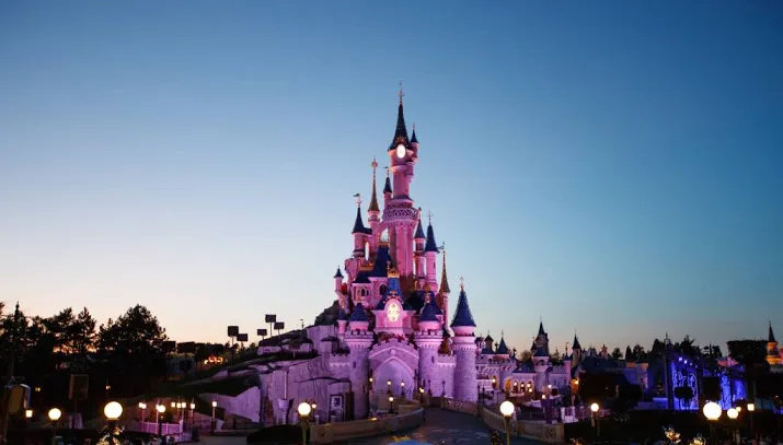 studios en themaparken helpen disney vooruit