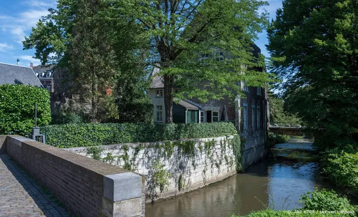 stukje stadsmuur maastricht stort in