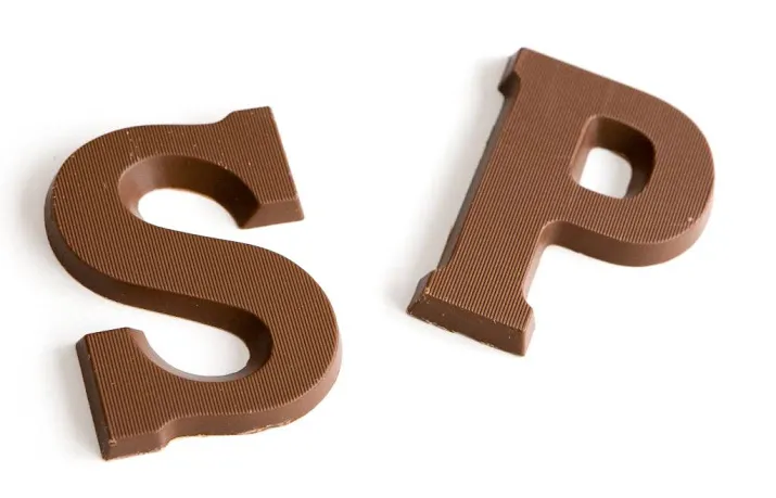 stukjes kunststof in chocoladeletters hema