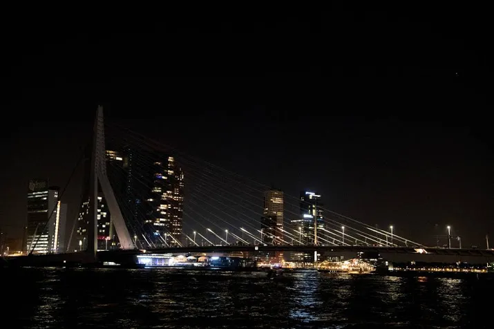 stukjes nederland donker tijdens earth hour