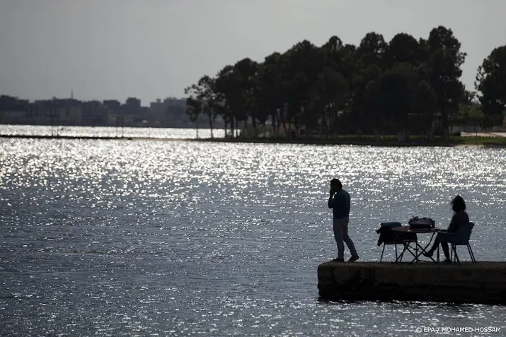 suezkanaal even geblokkeerd door vastgelopen olietanker