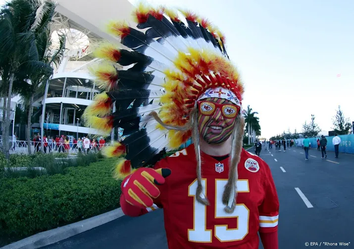 super bowl winnaar chiefs verbiedt fans dragen indianentooien