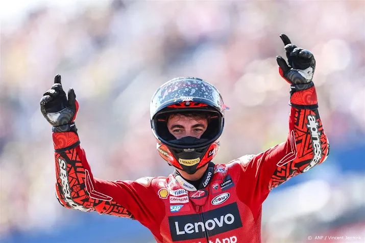 superieure zege van wereldkampioen bagnaia in tt van assen