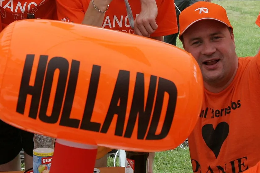supporter oranje voetbal hq wikimediaorg selbst cc by sa 20 de1