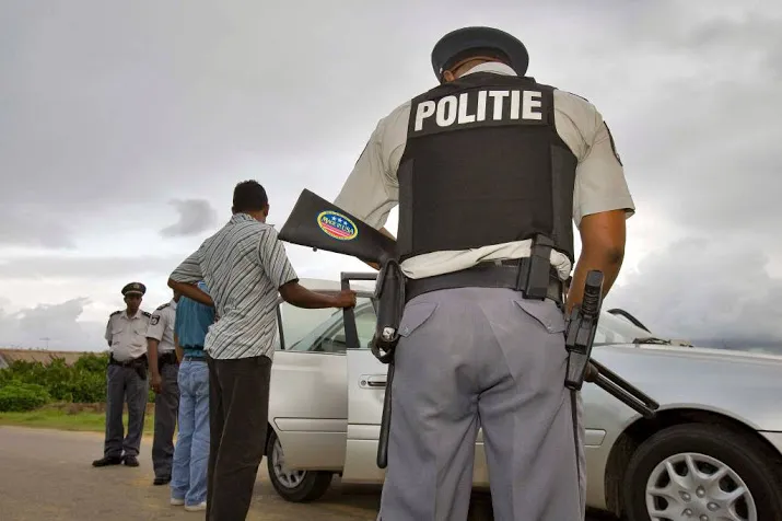 suriname zoekt nederlandse moordverdachte