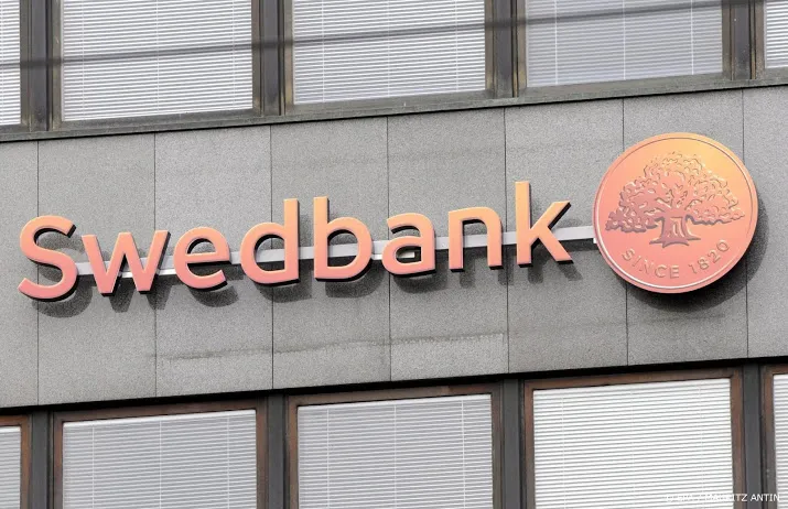 swedbank verlaagt dividend na schandaal