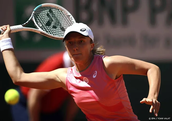 swiatek heeft het een set lastig bij terugkeer op roland garros