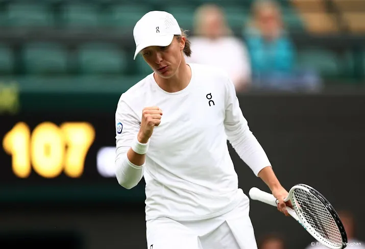 swiatek overtuigend naar tweede ronde op wimbledon