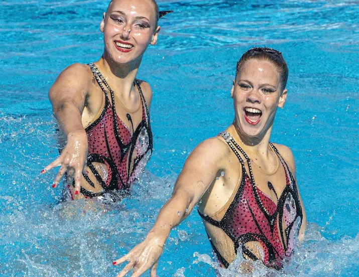 synchroomzwemsters de brouwer en steenbeek twee keer op podium