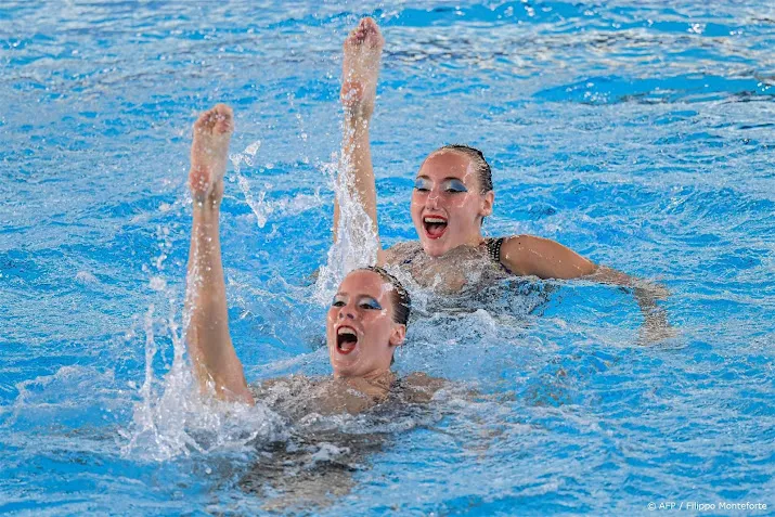 synchroonzwemsters steenbeek en de brouwer als zesde naar finale