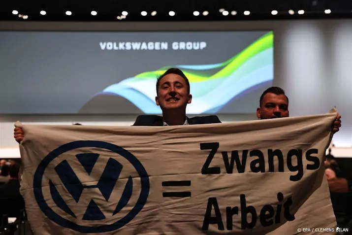 taartengooier en naaktprotest bij aandeelhoudersvergadering vw