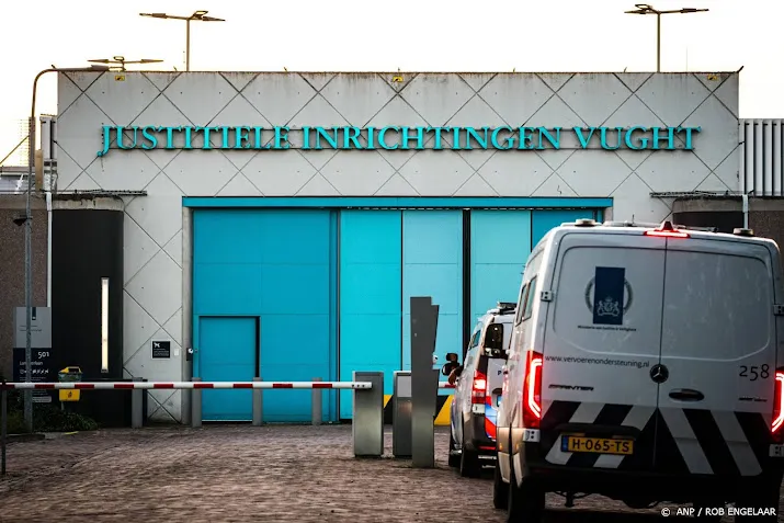 taghi brengt brieven aan mohammed b naar buiten