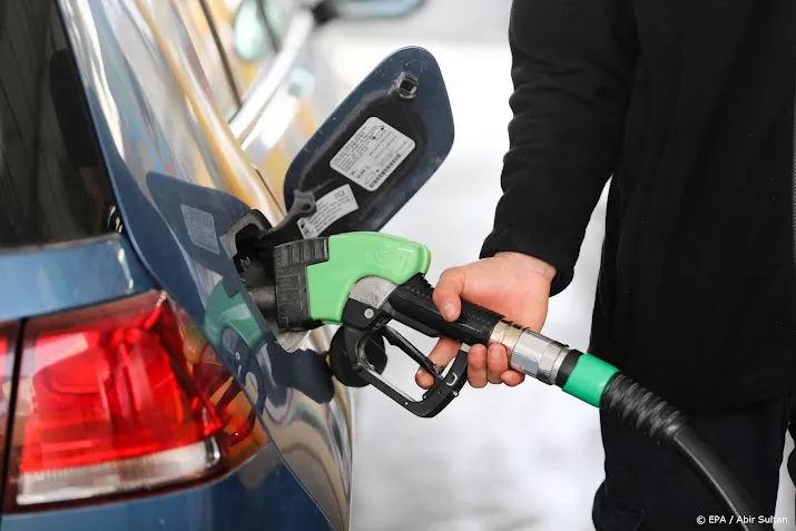 tanken aan de pomp wordt zaterdag opnieuw fors duurder