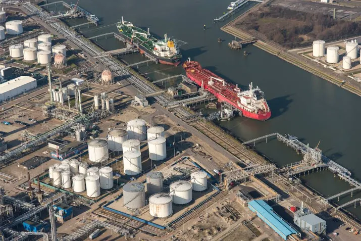 tanker lekt olie in haven rotterdam