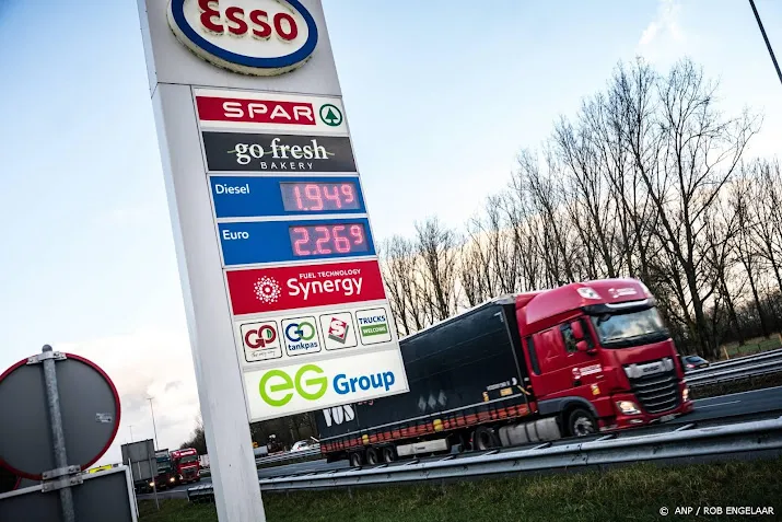 tankstations presenteren automobilist weer hogere rekening