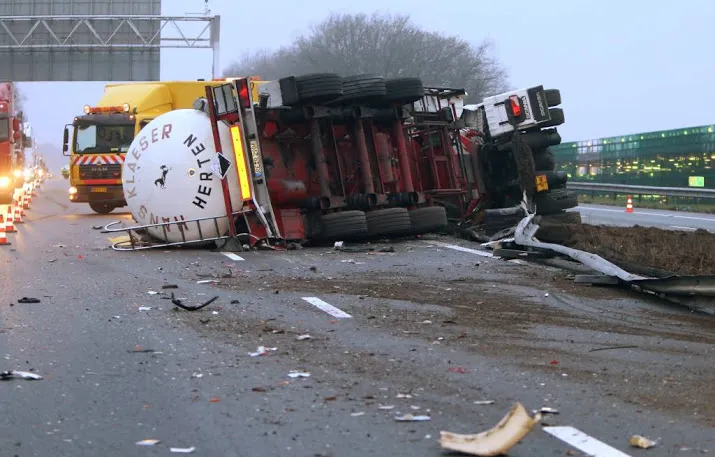 tankwagen door vangrail op a67