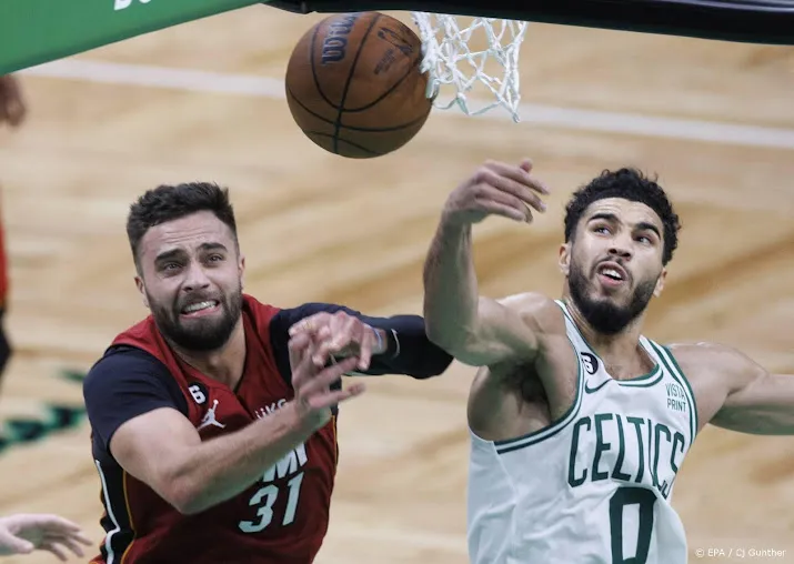 tatum helpt celtics met 49 punten aan vijfde zege op rij in nba
