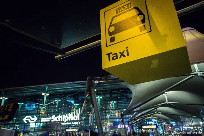 taxichauffeur belandt met wagen op vangrail