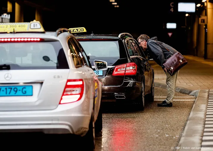 taxichauffeur tijdens rit bij keel gegrepen