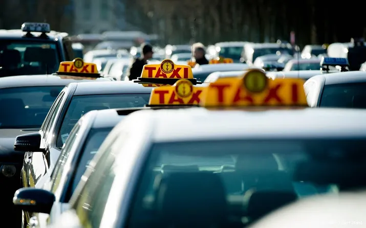 taxiprotest tegen uber in den haag