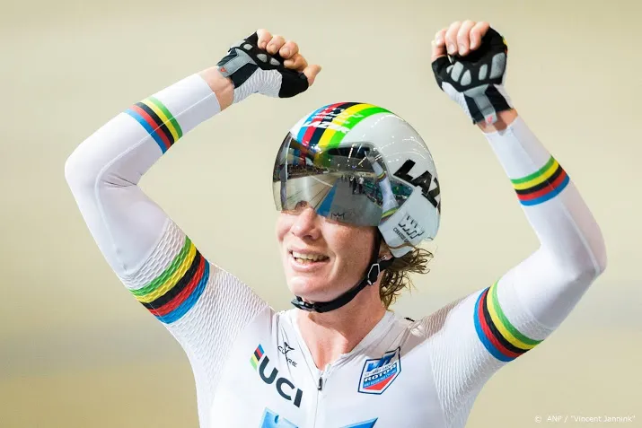 team van wijze mannen helpt wielrenster wild verder