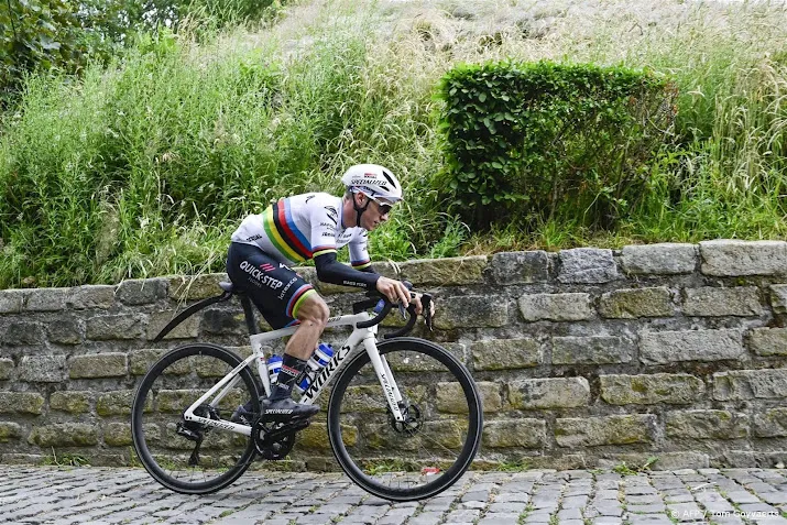 teambaas lefevere kondigt deelname evenepoel aan vuelta aan