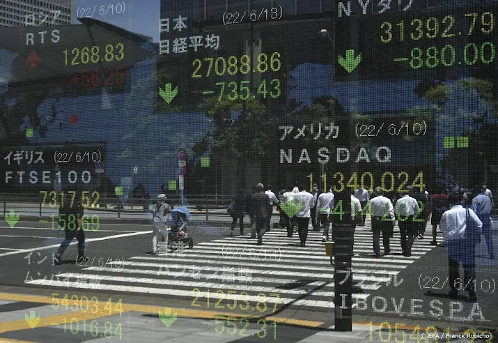 techinvesteerder softbank zakt op japanse beurs na recordverlies