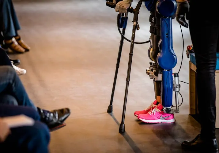 techniek laat dwarslaesiepatient stukje lopen