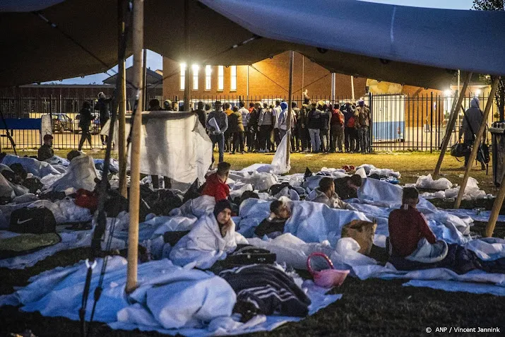 tegen de 300 asielzoekers sliepen in ter apel buiten