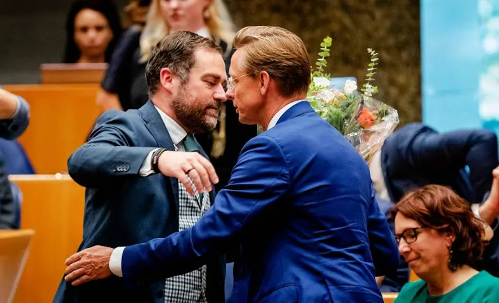 ten broeke uitgezwaaid door tweede kamer