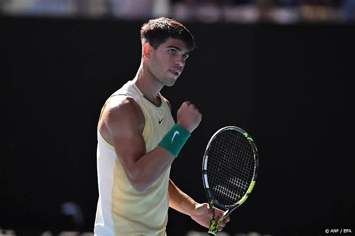 tennisser alcaraz door in melbourne na moeizame winst op sonego
