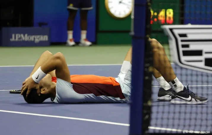 tennisser alcaraz wint in nachtelijke vijfsetter van cilic