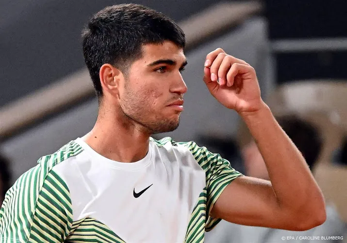 tennisser alcaraz zet in parijs shapovalov aan de kant