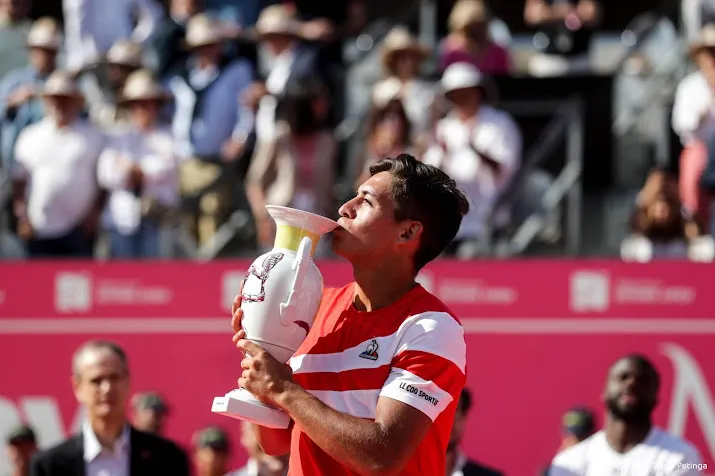 tennisser baez verovert in estoril eerste atp titel