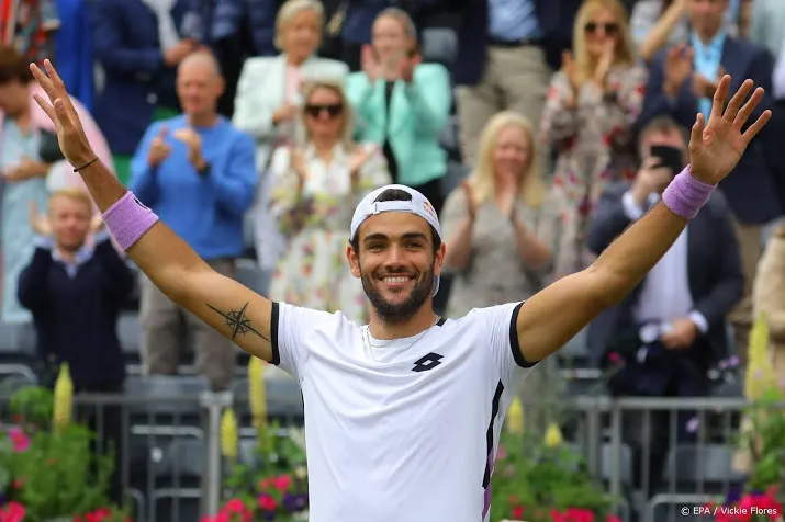 tennisser berrettini de sterkste op gras van queens