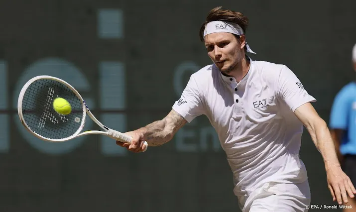 tennisser boeblik bekroont topweek met titel in halle