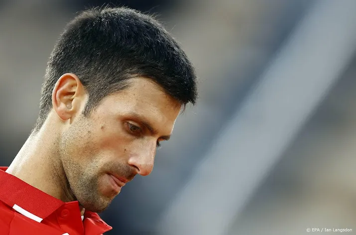 tennisser djokovic ten koste van tsitsipas naar finale in parijs