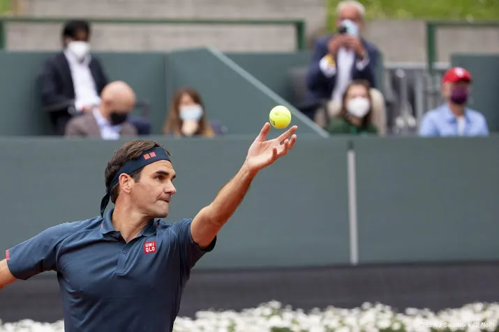 tennisser federer bij rentree op gravel onderuit tegen andujar