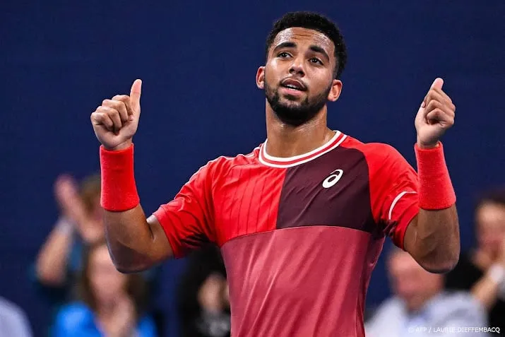 tennisser fils verrast tsitsipas en bereikt finale antwerpen