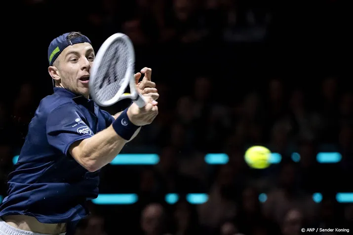 tennisser griekspoor bereikt tweede ronde in dubai