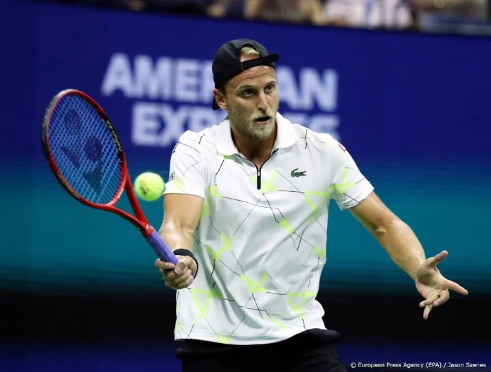 tennisser hoort tijdens partij in doha van positieve coronatest