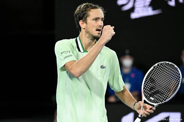 tennisser medvedev bestraft na kritiek op umpire in halve finale