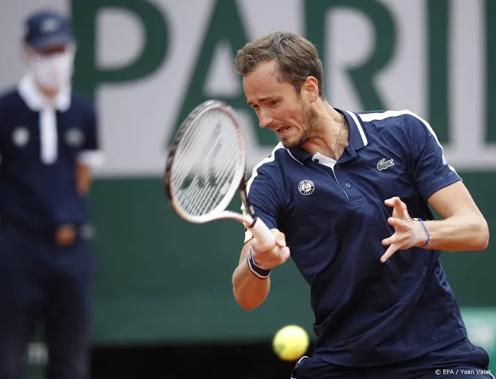 tennisser medvedev overtuigend naar vierde ronde roland garros